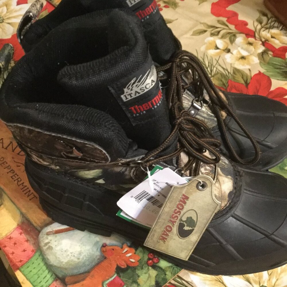 NWT men's Mossy Oak Camo winter boots never warn size 9